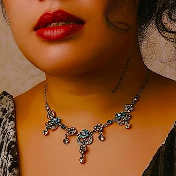 Medieval Vintage Love Flower Pendant Necklace Blue Sparkling Sapphire Stones - Picture 11 of 15